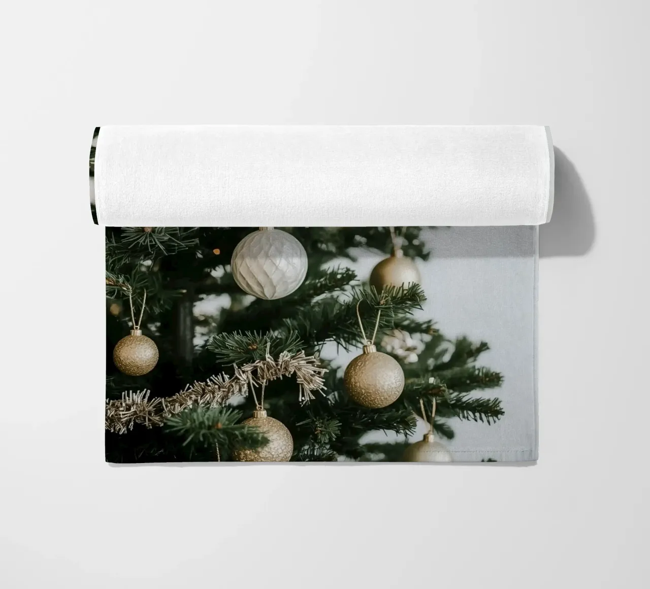 Albero di Natale decorato con ornamenti in oro e argento telo mare da DesignDoodle