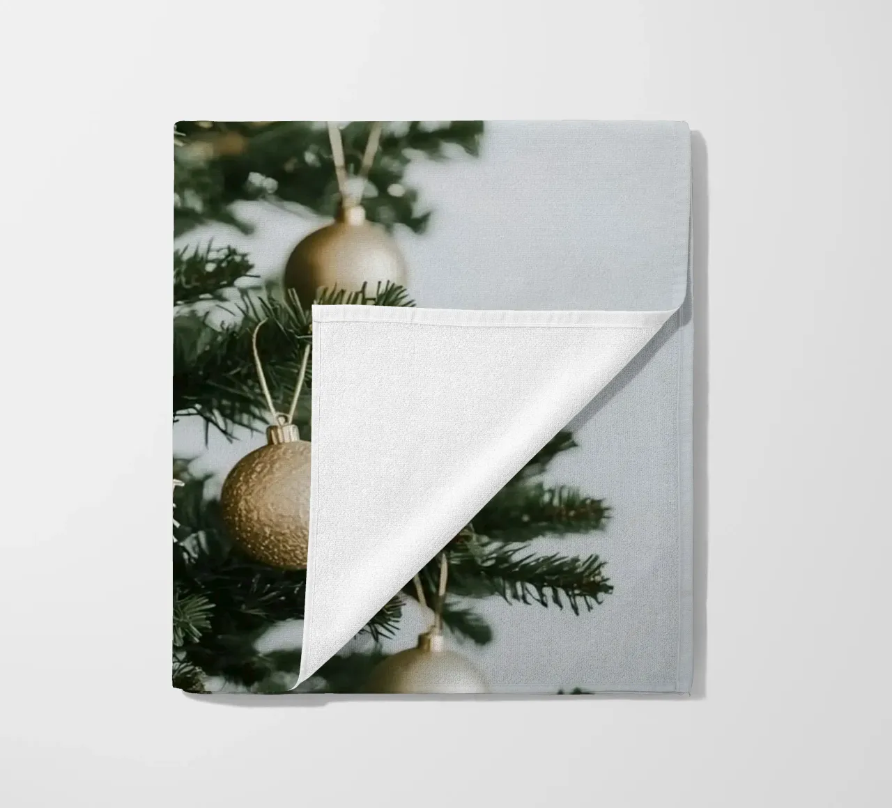 Albero di Natale decorato con ornamenti in oro e argento telo mare da DesignDoodle