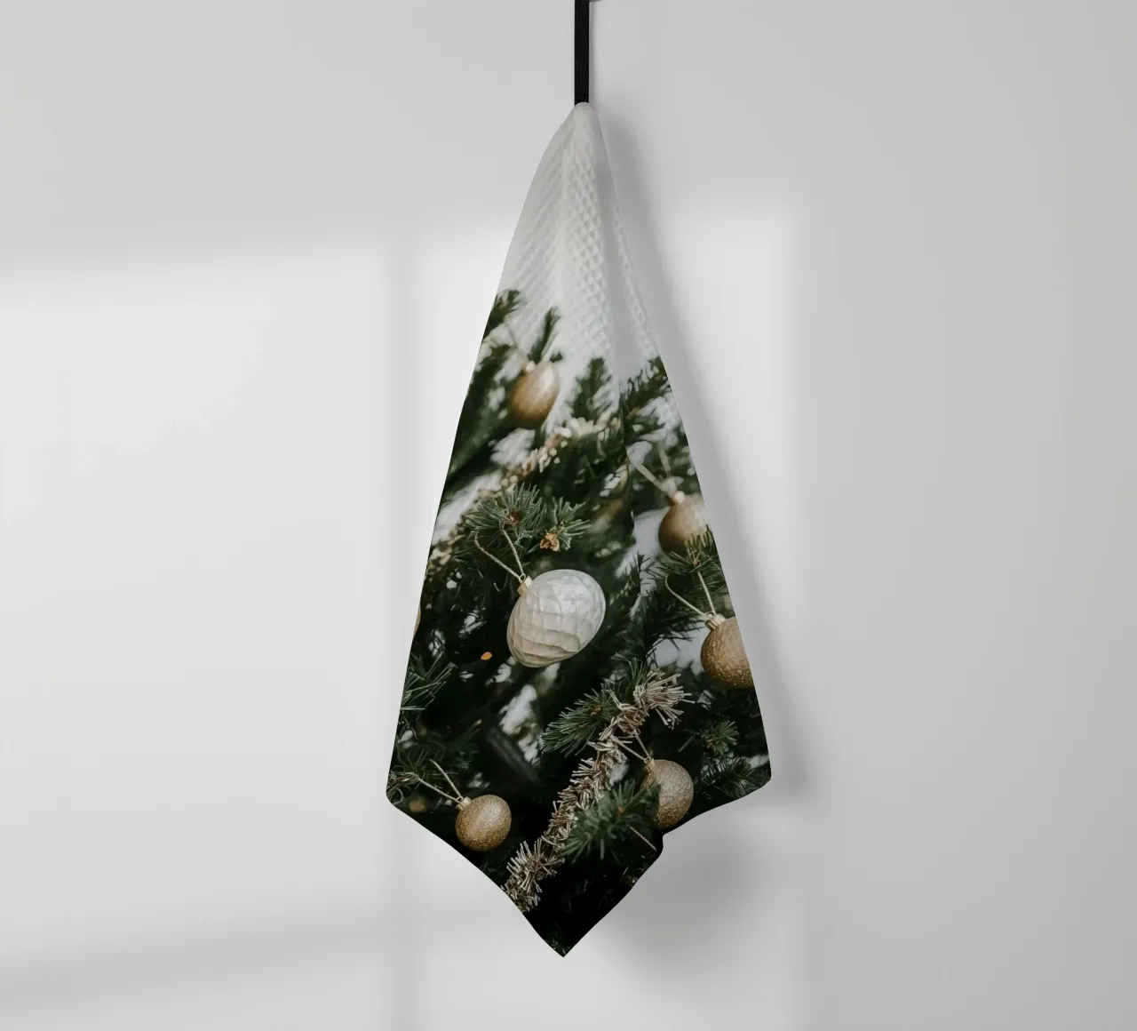 Albero di Natale decorato con ornamenti in oro e argento canovaccio da cucina da DesignDoodle