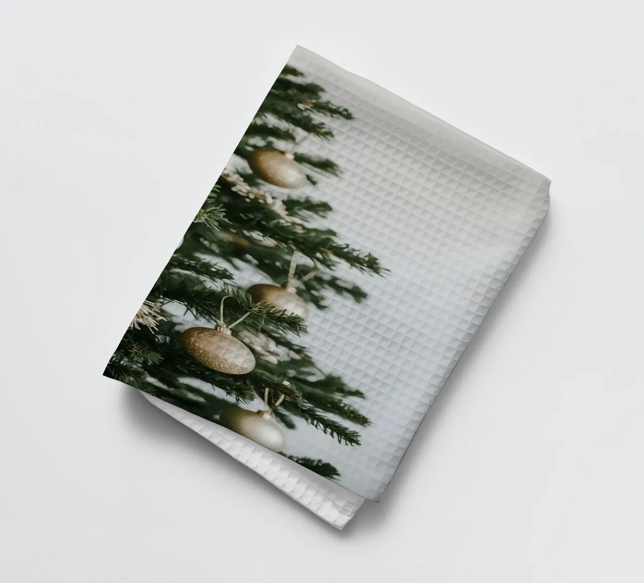Albero di Natale decorato con ornamenti in oro e argento canovaccio da cucina da DesignDoodle