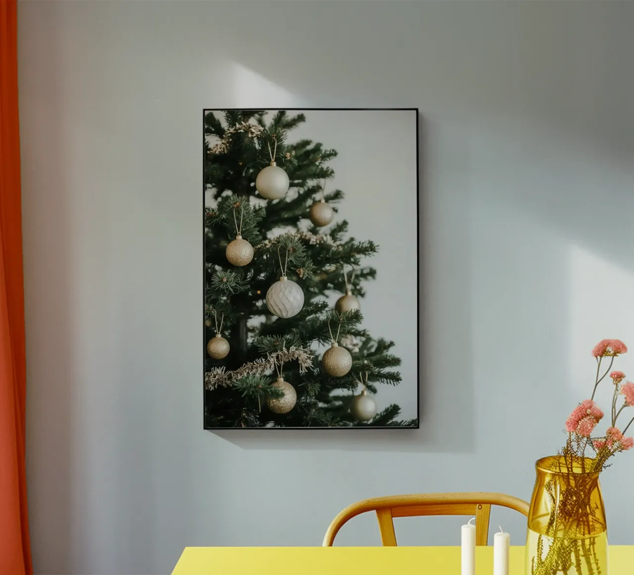 Albero di Natale decorato con ornamenti in oro e argento plexiglass da DesignDoodle