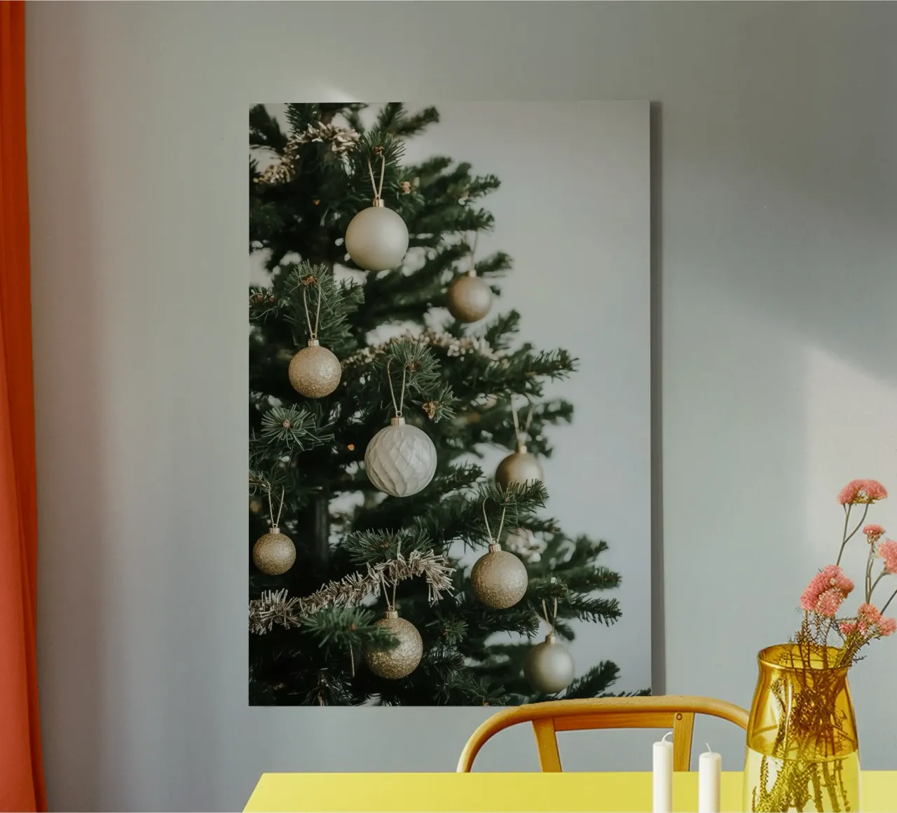 Albero di Natale decorato con ornamenti in oro e argento tela con Cornice a cassetta da DesignDoodle