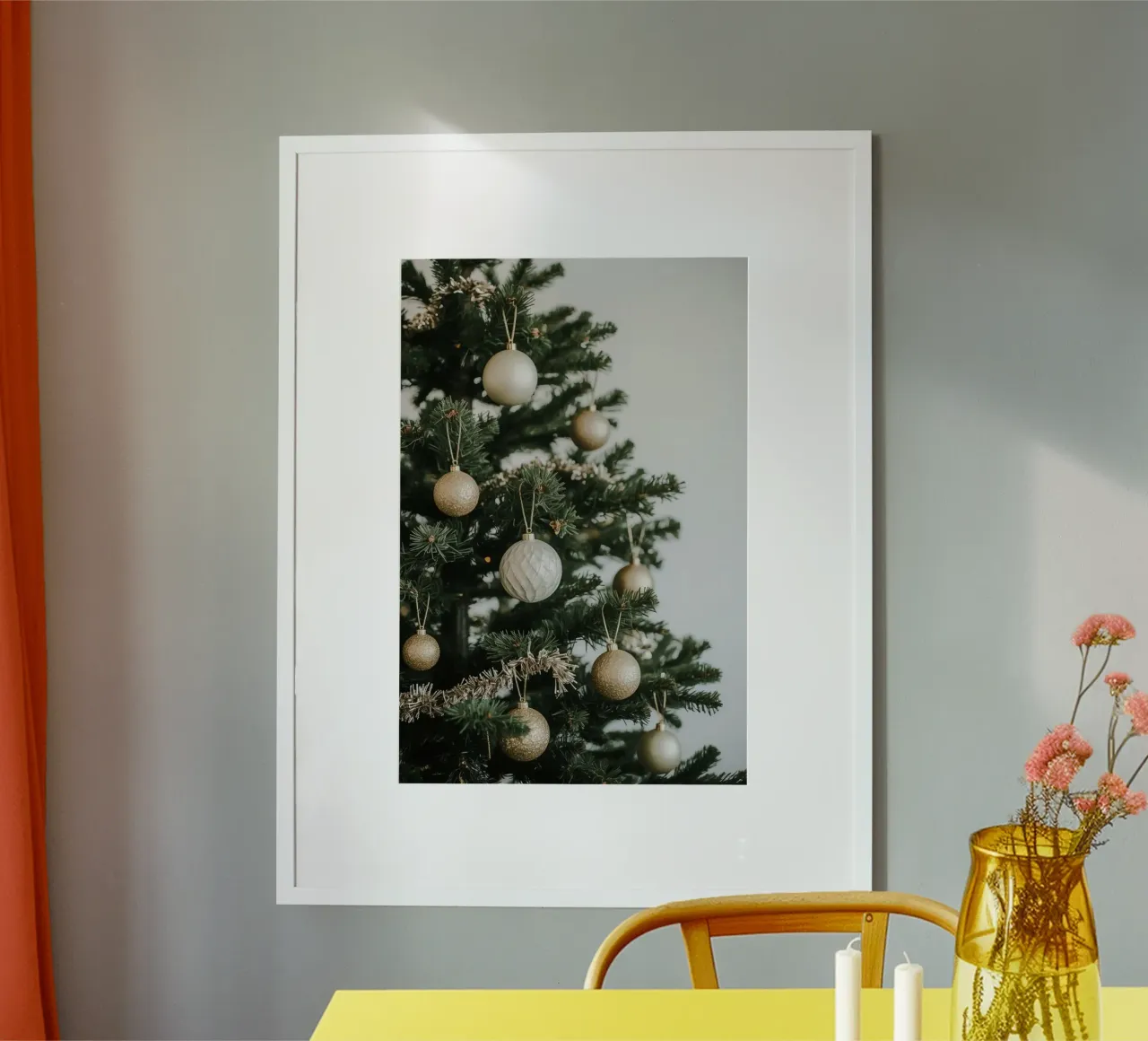 Albero di Natale decorato con ornamenti in oro e argento poster con telaio in plastica da DesignDoodle