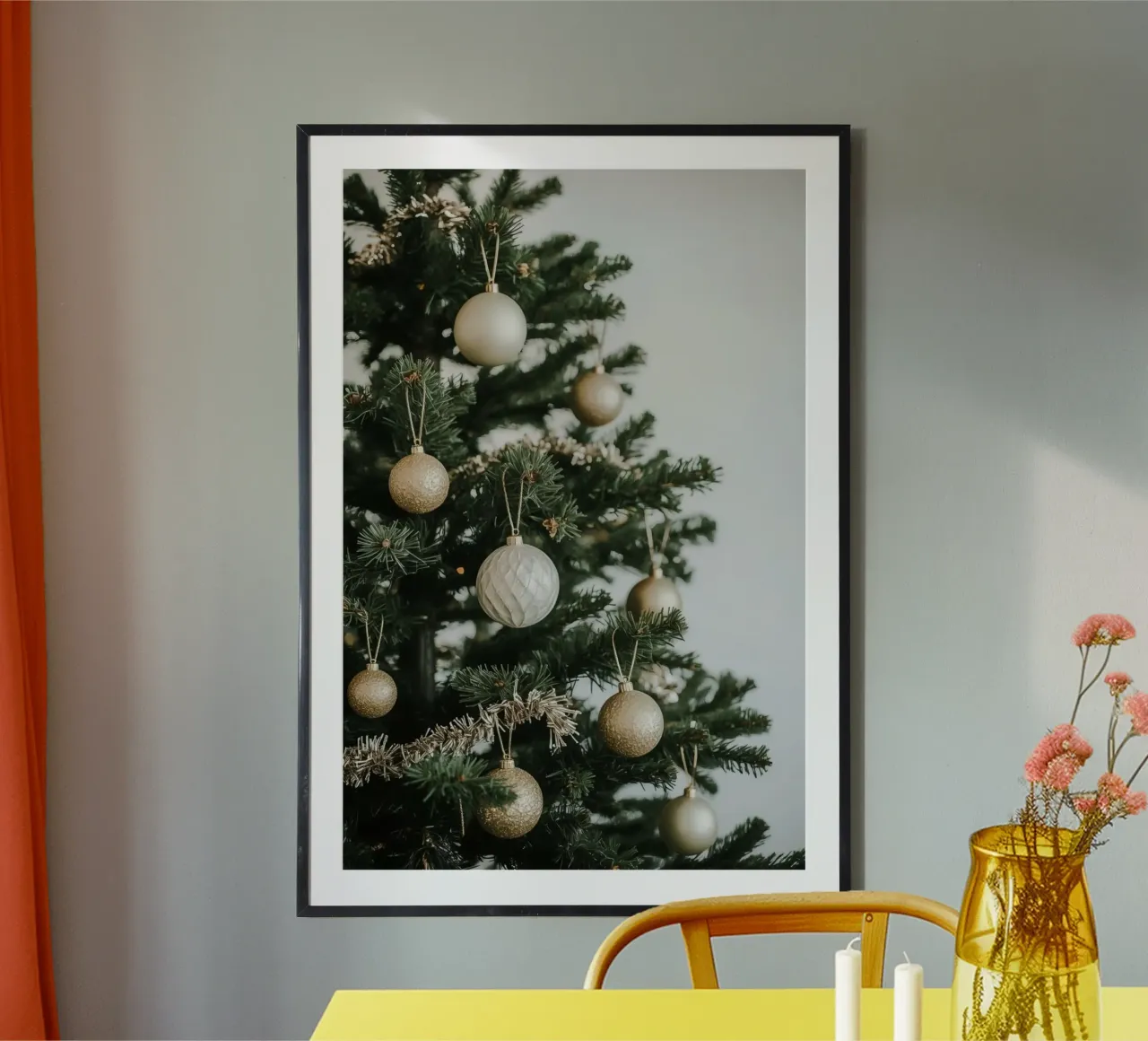 Albero di Natale decorato con ornamenti in oro e argento poster con telaio in plastica da DesignDoodle