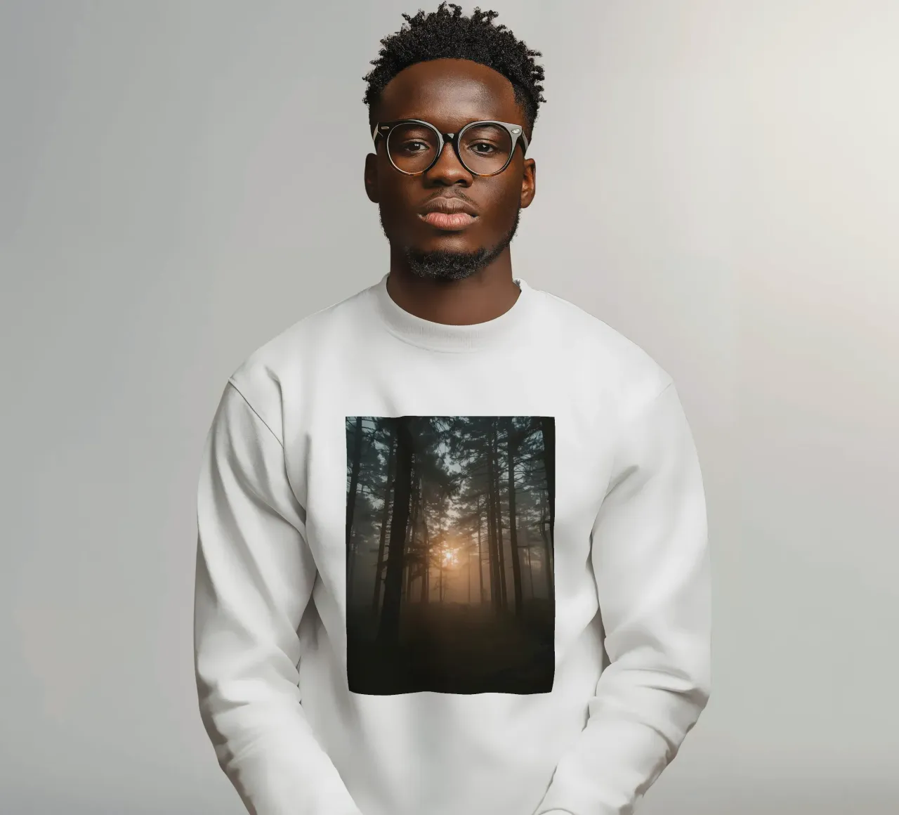 Foresta nebbiosa con alberi alti e luce solare felpa da DesignDoodle