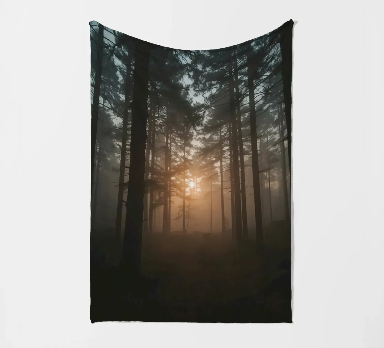 Foresta nebbiosa con alberi alti e luce solare coperta in pile da DesignDoodle