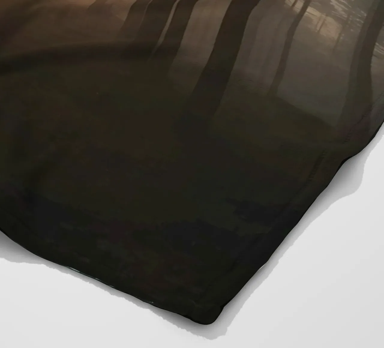Foresta nebbiosa con alberi alti e luce solare coperta in pile da DesignDoodle