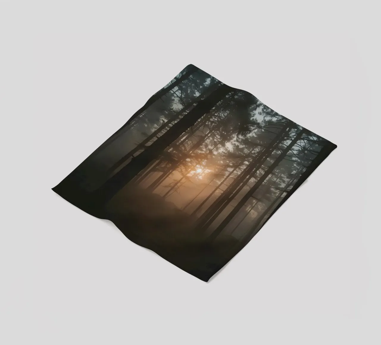Foresta nebbiosa con alberi alti e luce solare coperta in pile da DesignDoodle