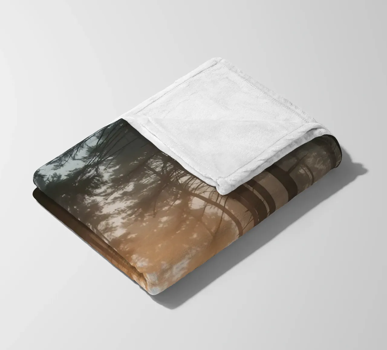 Foresta nebbiosa con alberi alti e luce solare coperta in pile da DesignDoodle