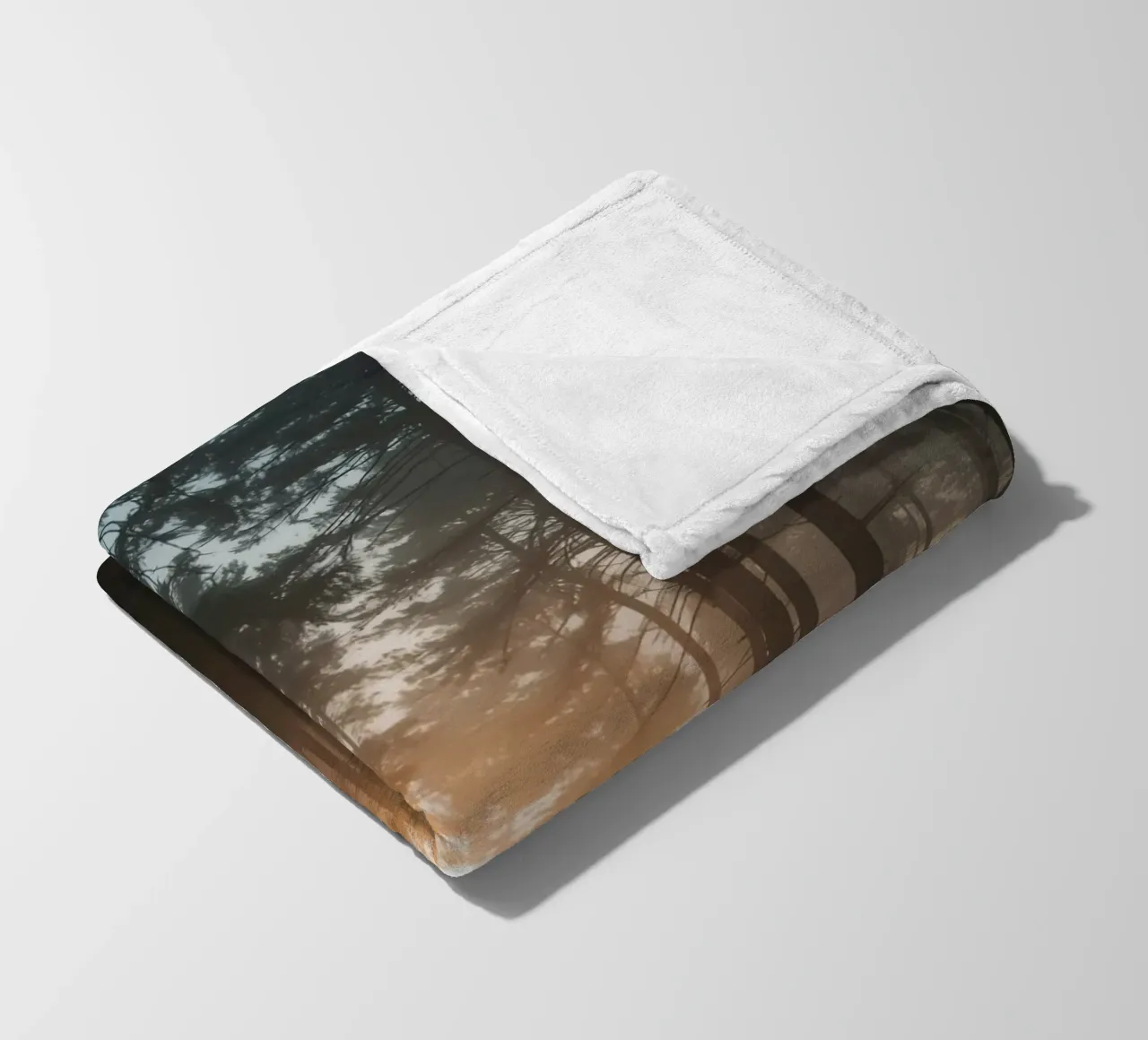 Foresta nebbiosa con alberi alti e luce solare coperta in pile da DesignDoodle