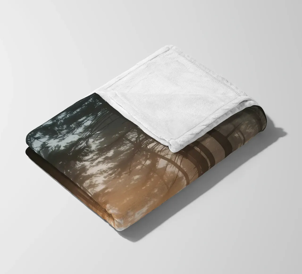 Foresta nebbiosa con alberi alti e luce solare coperta in pile da DesignDoodle
