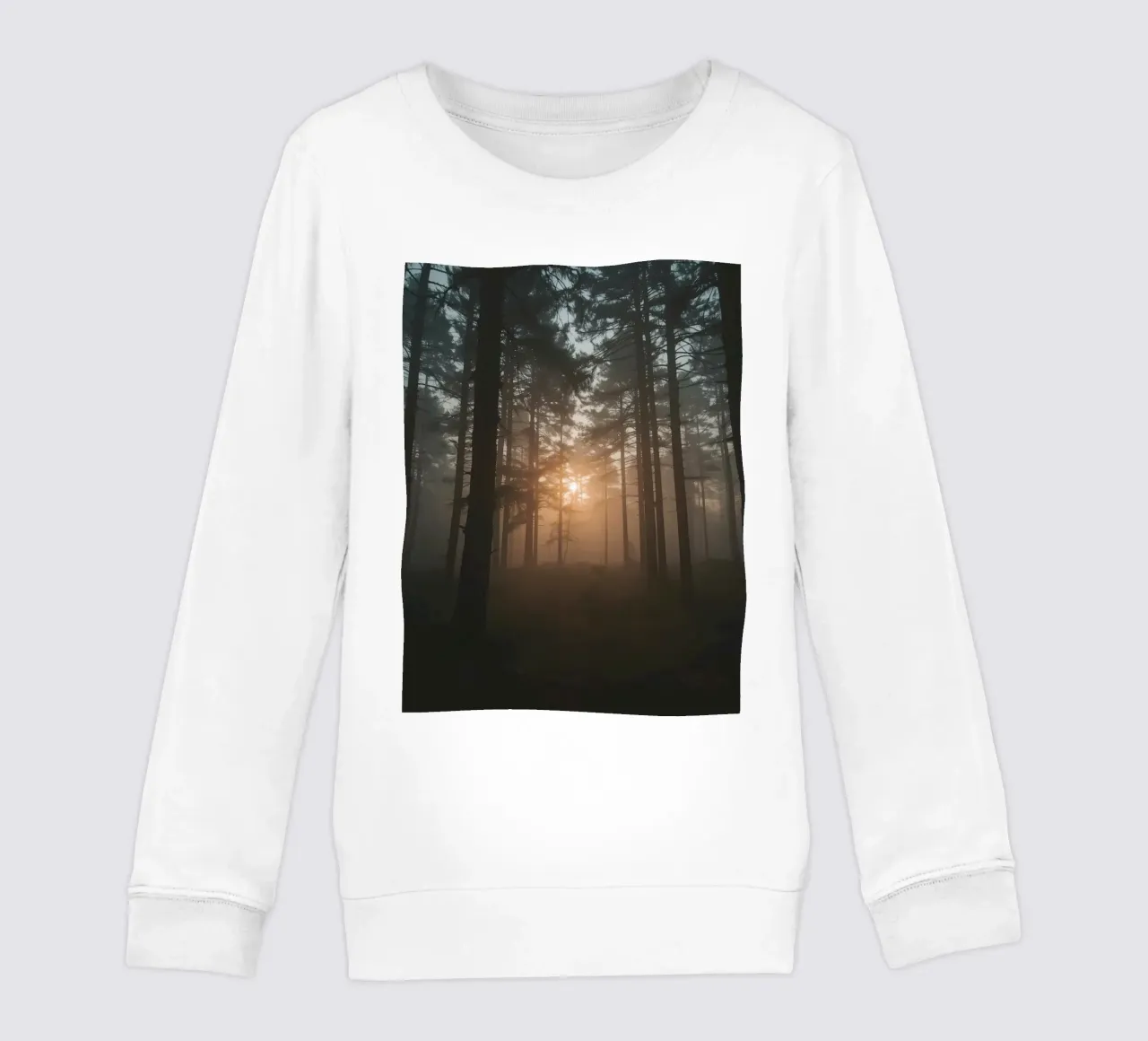 Foresta nebbiosa con alberi alti e luce solare felpa bambino da DesignDoodle