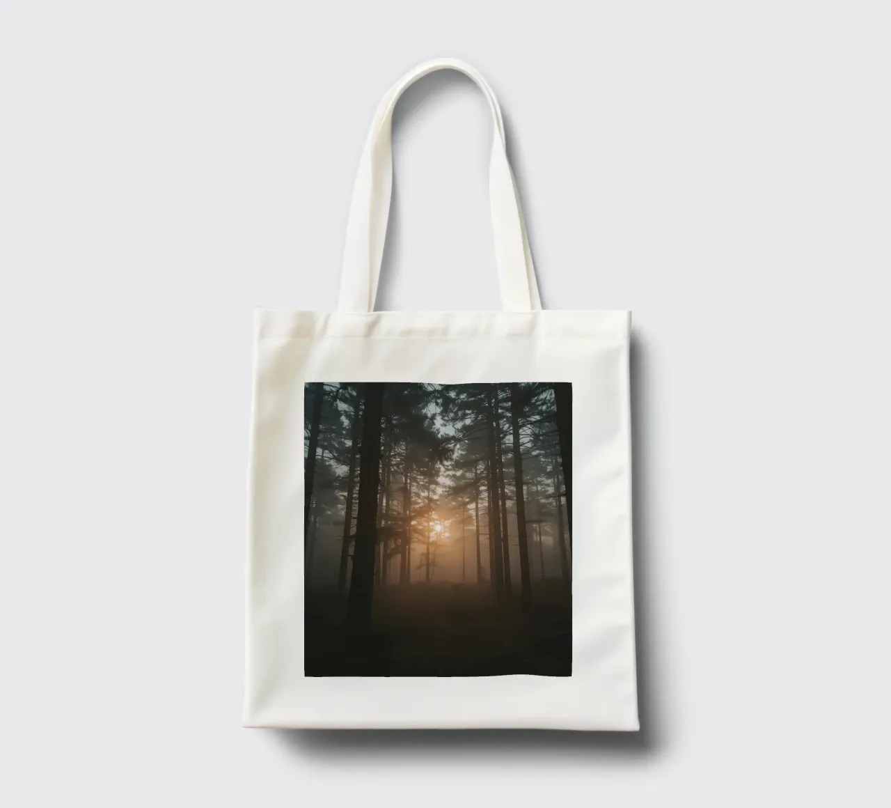 Foresta nebbiosa con alberi alti e luce solare borsa in juta da DesignDoodle