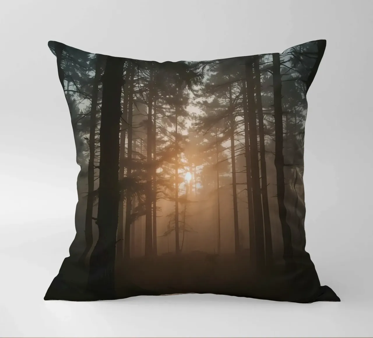 Foresta nebbiosa con alberi alti e luce solare cuscino da DesignDoodle