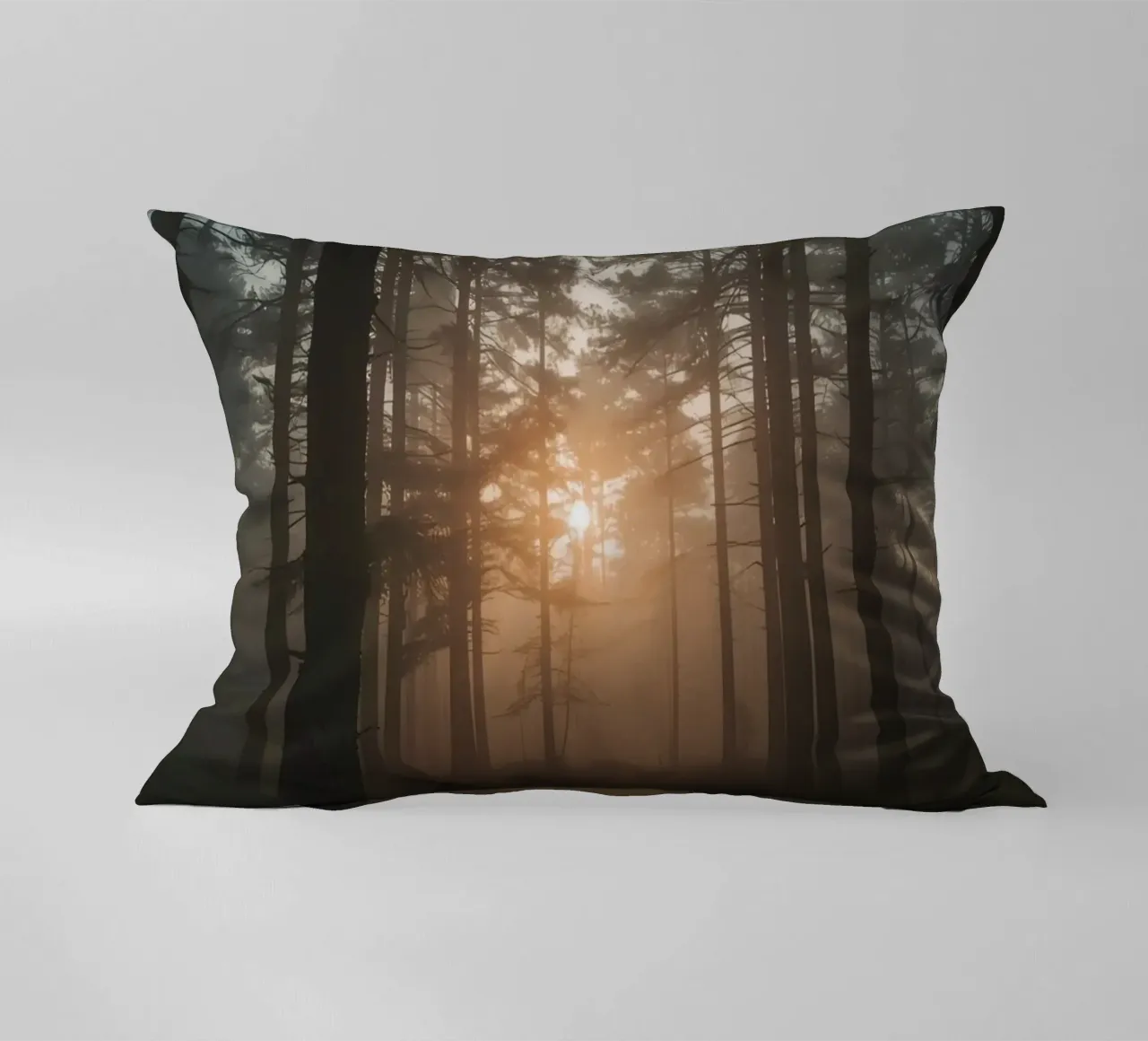 Foresta nebbiosa con alberi alti e luce solare cuscino da DesignDoodle