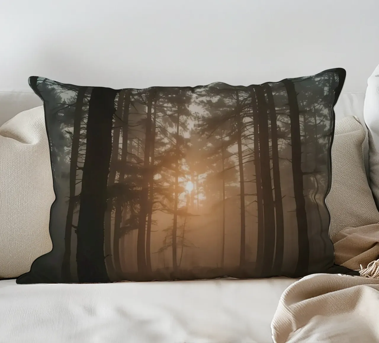 Foresta nebbiosa con alberi alti e luce solare cuscino da DesignDoodle