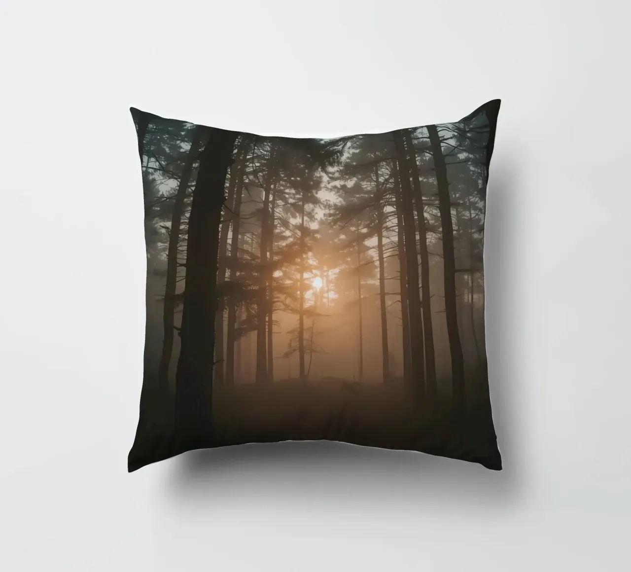 Foresta nebbiosa con alberi alti e luce solare cuscino da DesignDoodle