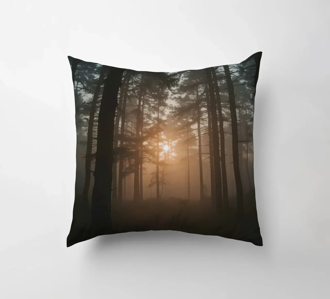 Foresta nebbiosa con alberi alti e luce solare cuscino da DesignDoodle