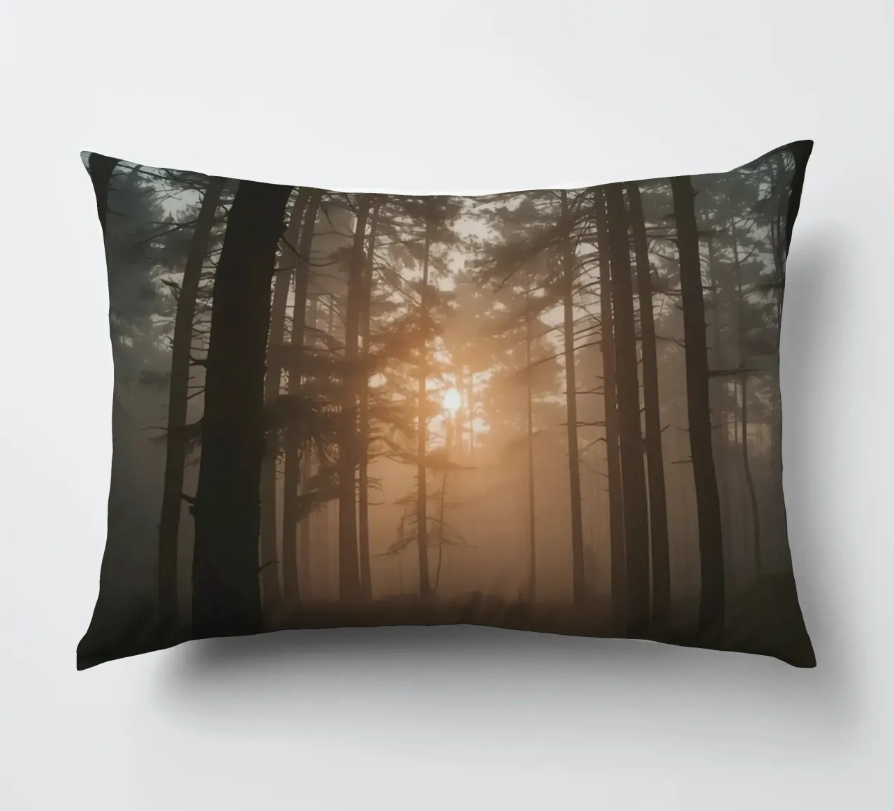 Foresta nebbiosa con alberi alti e luce solare cuscino da DesignDoodle