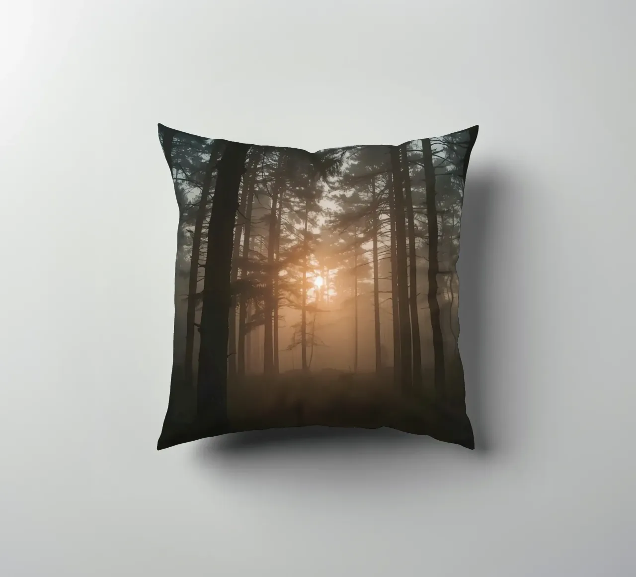 Foresta nebbiosa con alberi alti e luce solare cuscino da DesignDoodle