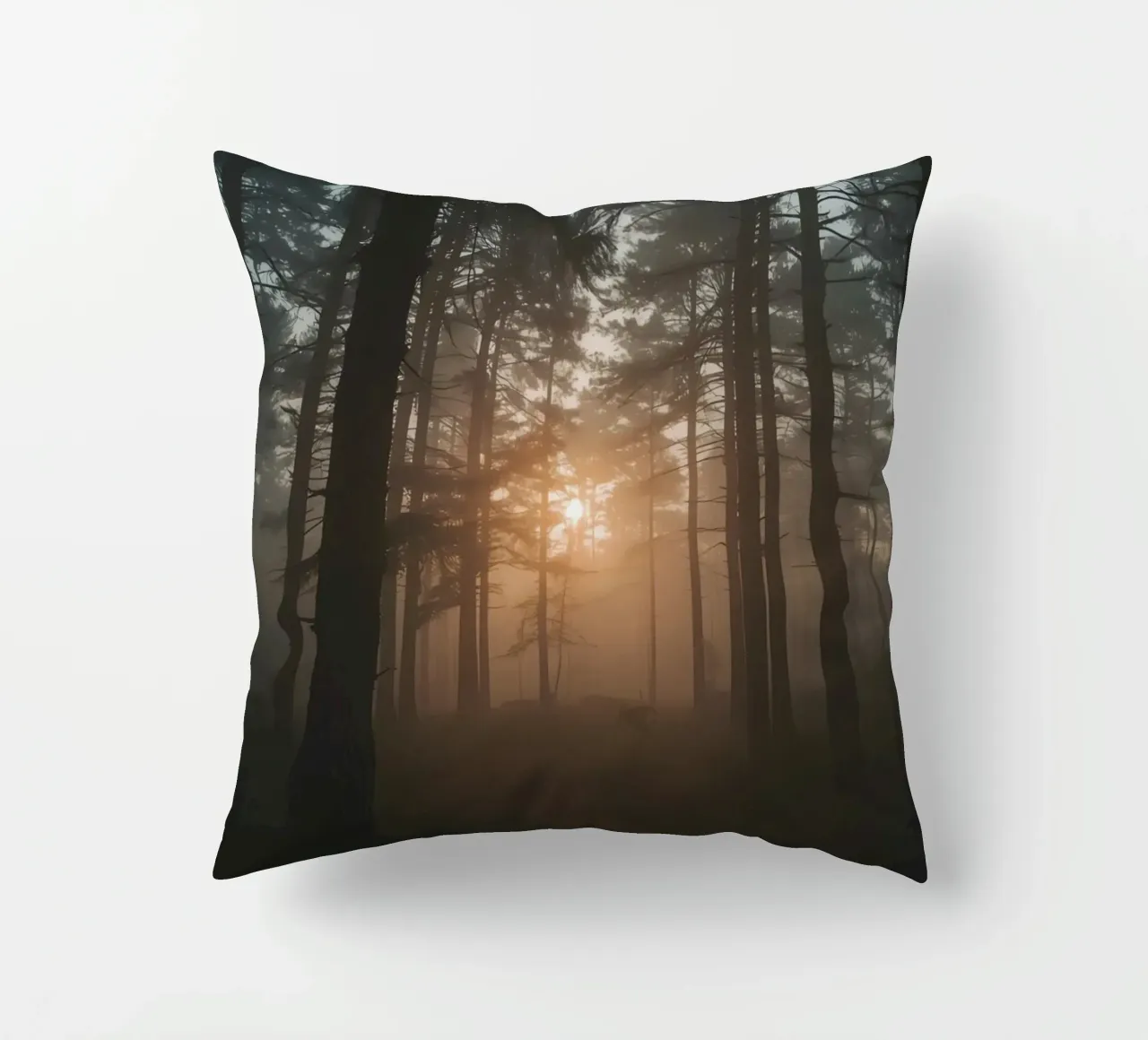 Foresta nebbiosa con alberi alti e luce solare cuscino da DesignDoodle