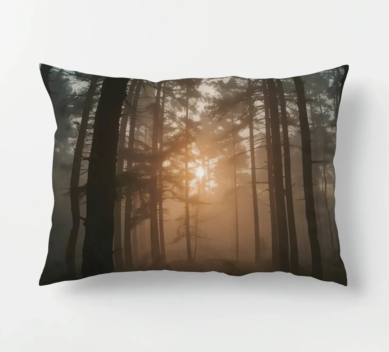 Foresta nebbiosa con alberi alti e luce solare cuscino da DesignDoodle