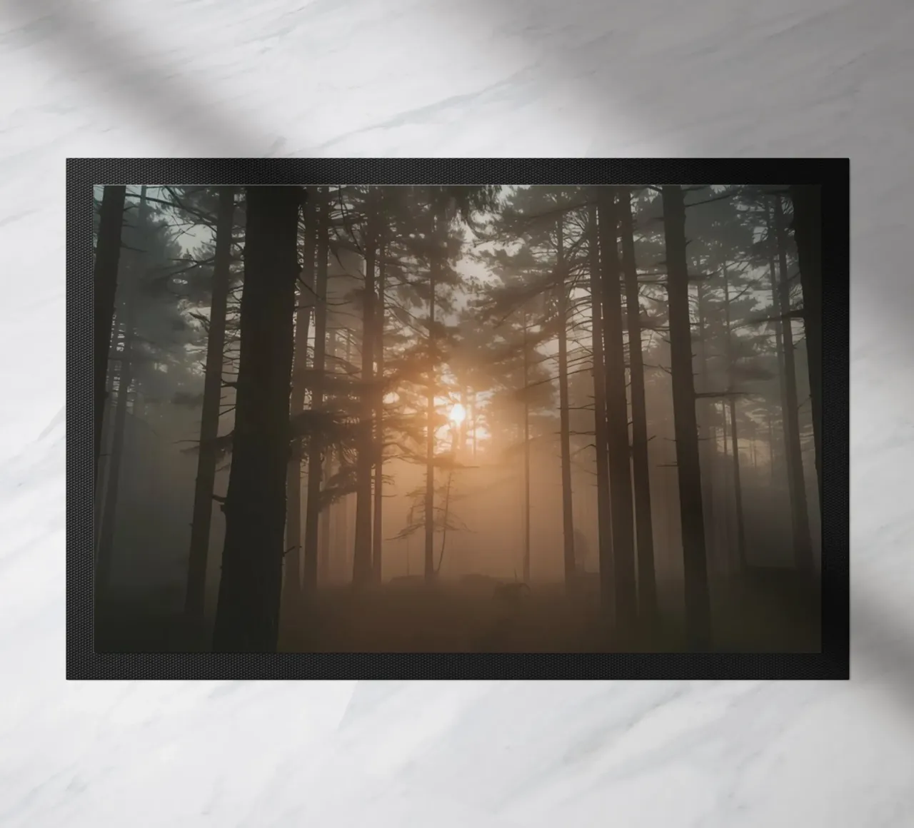 Foresta nebbiosa con alberi alti e luce solare zerbino da DesignDoodle