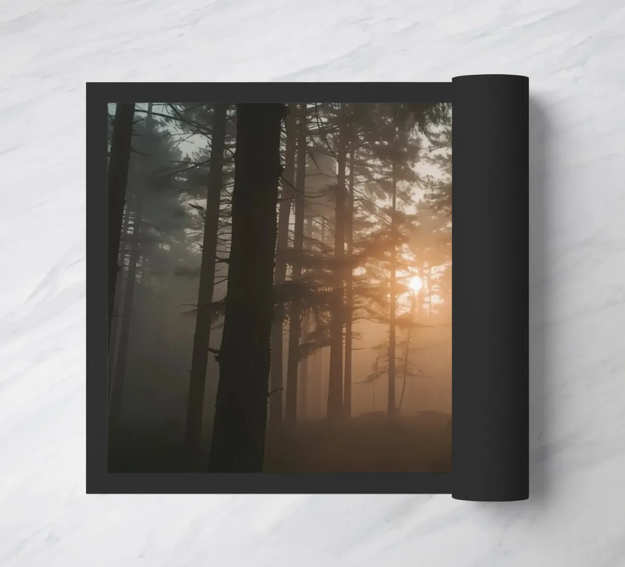 Foresta nebbiosa con alberi alti e luce solare zerbino da DesignDoodle