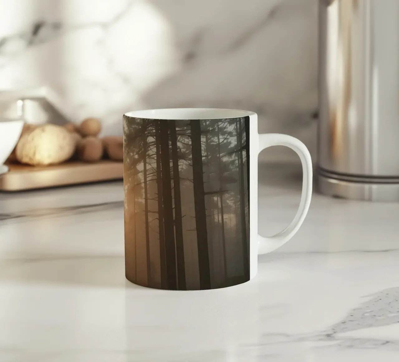 Foresta nebbiosa con alberi alti e luce solare tazza in ceramica da DesignDoodle