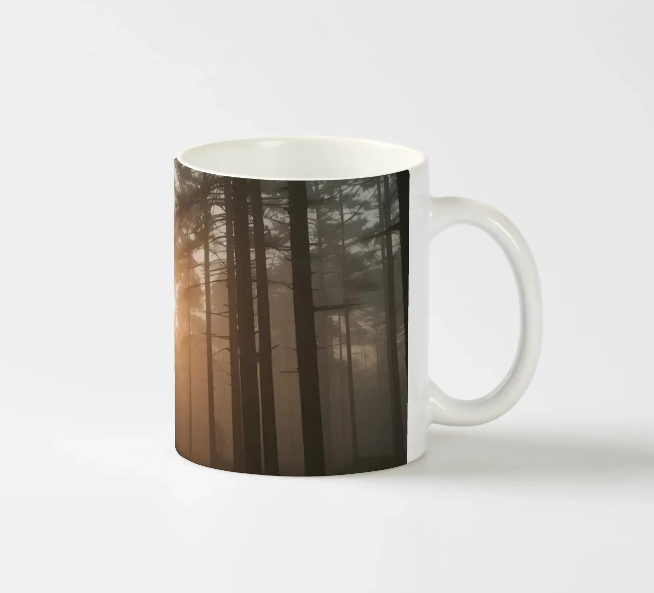 Foresta nebbiosa con alberi alti e luce solare tazza in ceramica da DesignDoodle