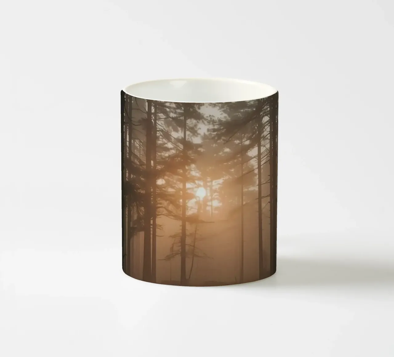 Foresta nebbiosa con alberi alti e luce solare tazza in ceramica da DesignDoodle
