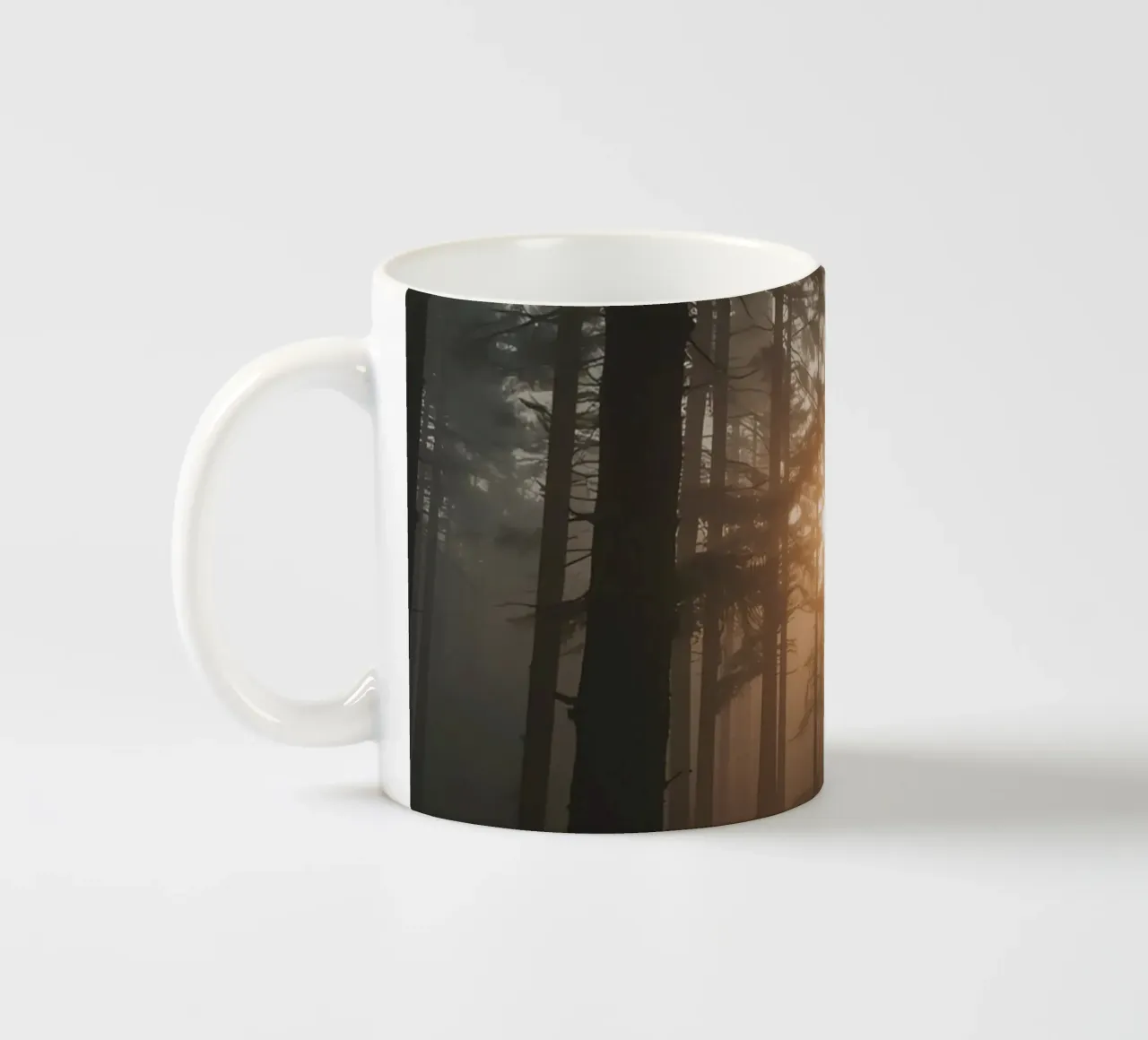 Foresta nebbiosa con alberi alti e luce solare tazza in ceramica da DesignDoodle
