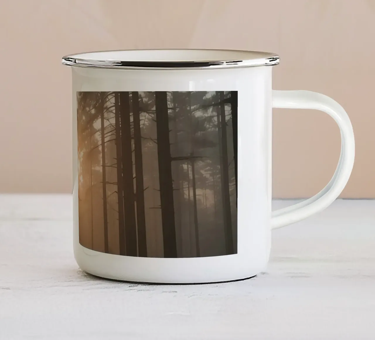 Foresta nebbiosa con alberi alti e luce solare tazza in smalto da DesignDoodle