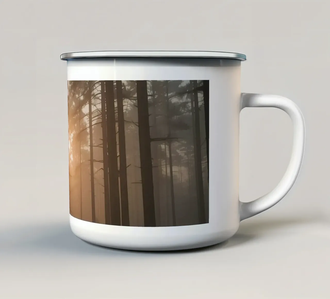 Foresta nebbiosa con alberi alti e luce solare tazza in smalto da DesignDoodle