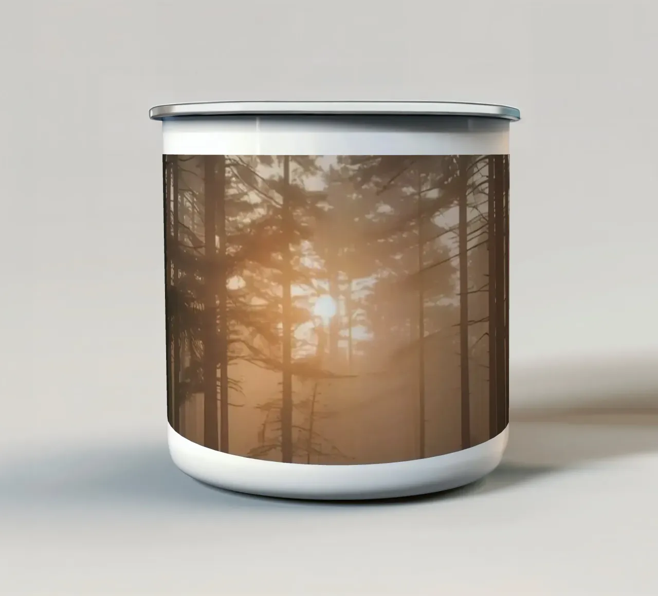 Foresta nebbiosa con alberi alti e luce solare tazza in smalto da DesignDoodle