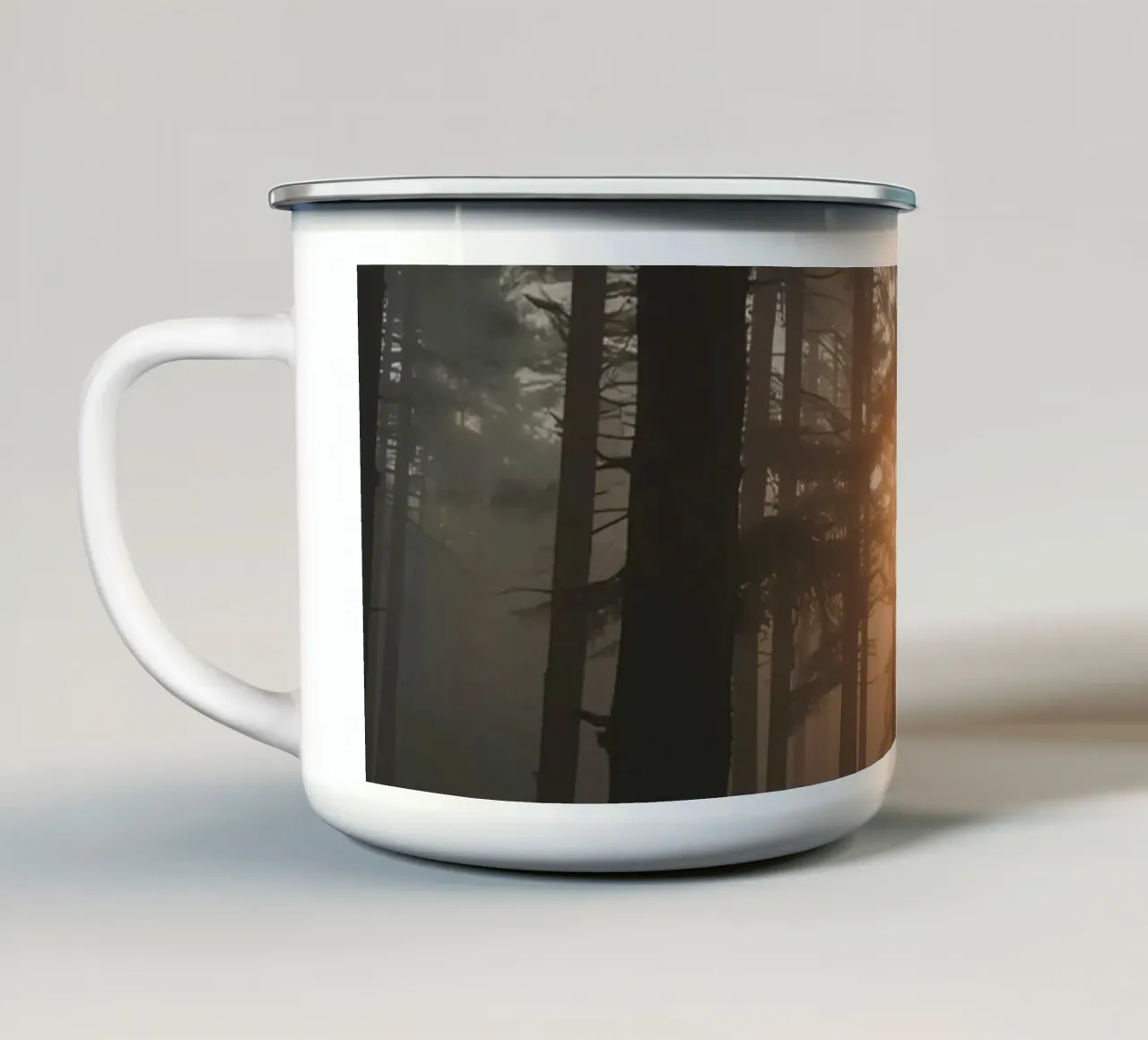Foresta nebbiosa con alberi alti e luce solare tazza in smalto da DesignDoodle