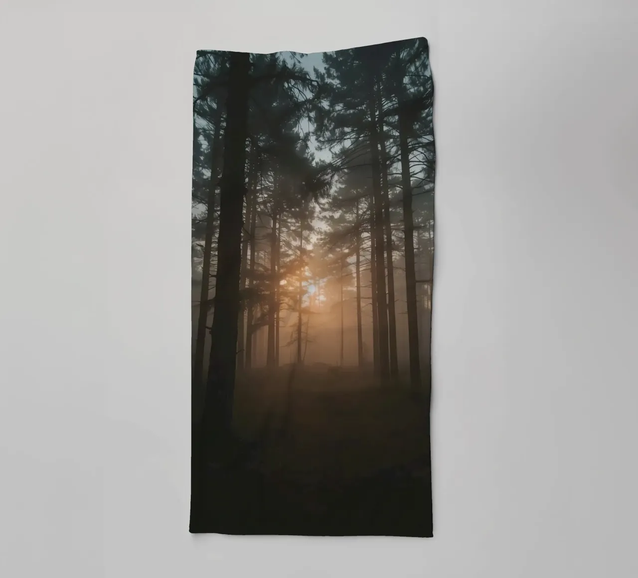 Foresta nebbiosa con alberi alti e luce solare asciugamano da bagno da DesignDoodle