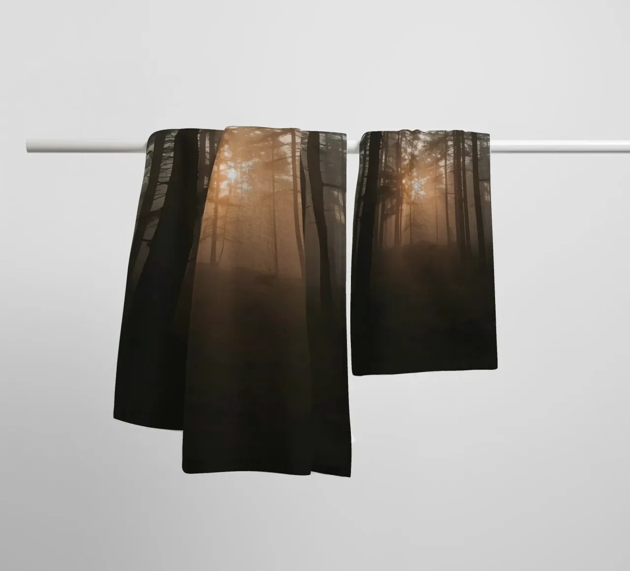Foresta nebbiosa con alberi alti e luce solare asciugamano da bagno da DesignDoodle