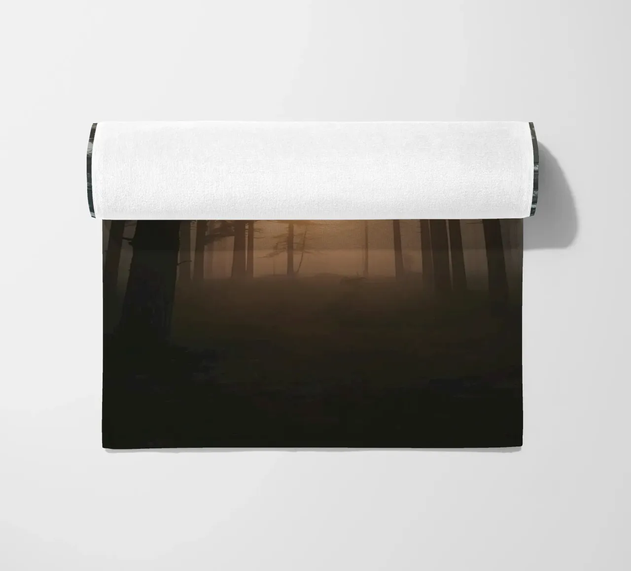 Foresta nebbiosa con alberi alti e luce solare telo mare da DesignDoodle