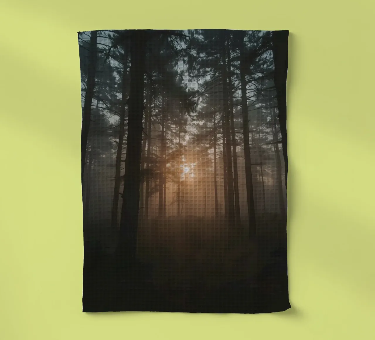 Foresta nebbiosa con alberi alti e luce solare canovaccio da cucina da DesignDoodle