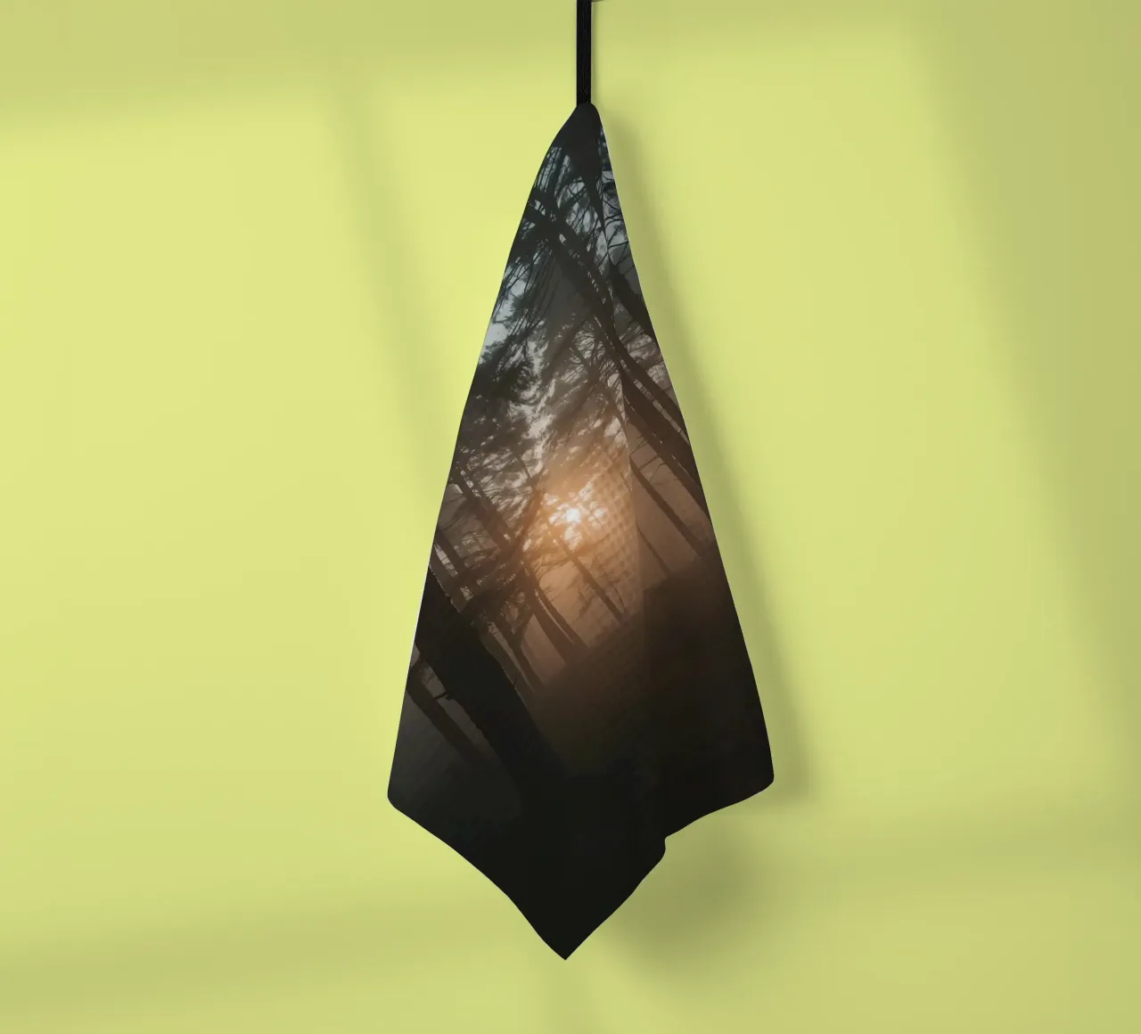 Foresta nebbiosa con alberi alti e luce solare canovaccio da cucina da DesignDoodle