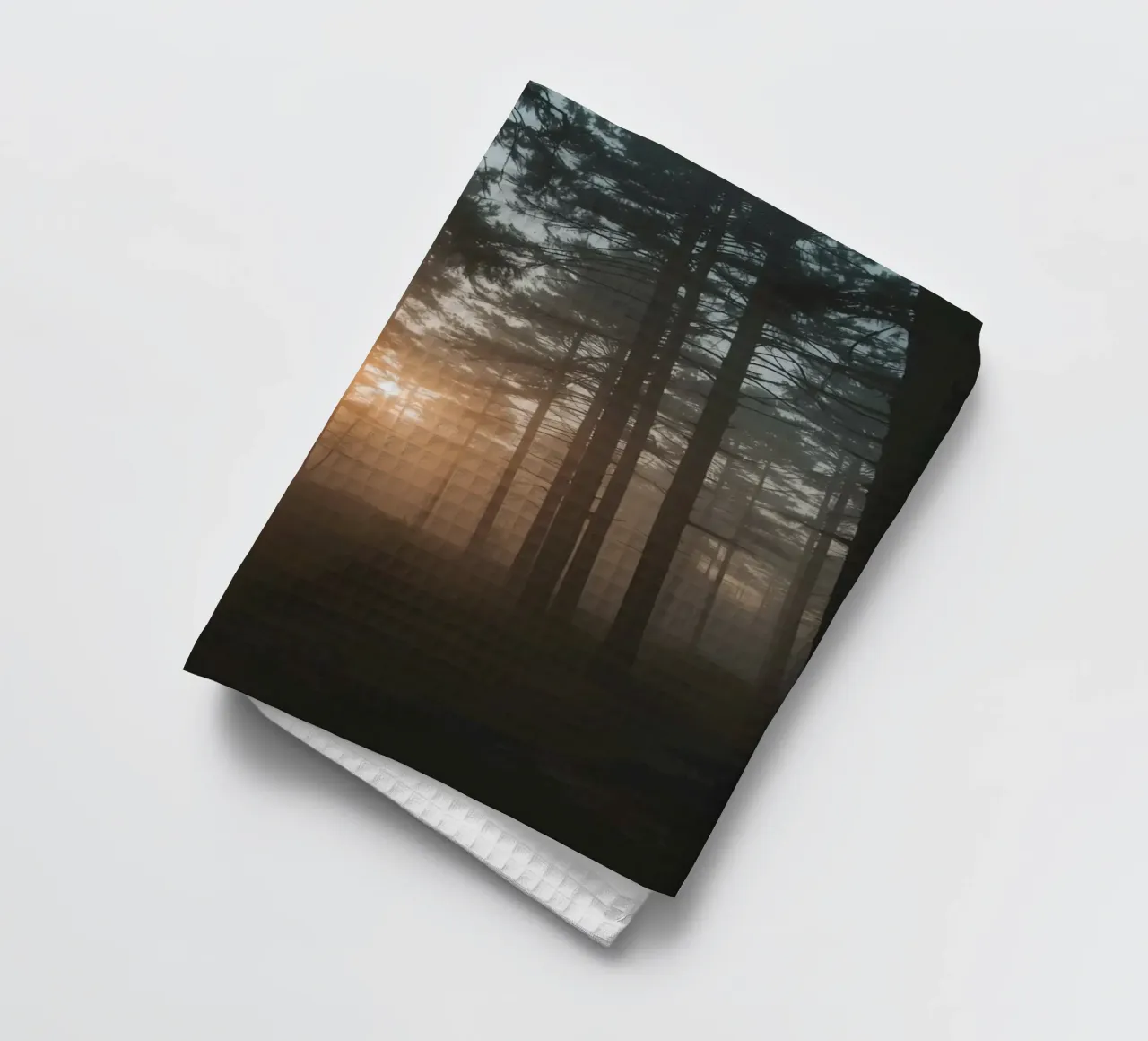 Foresta nebbiosa con alberi alti e luce solare canovaccio da cucina da DesignDoodle