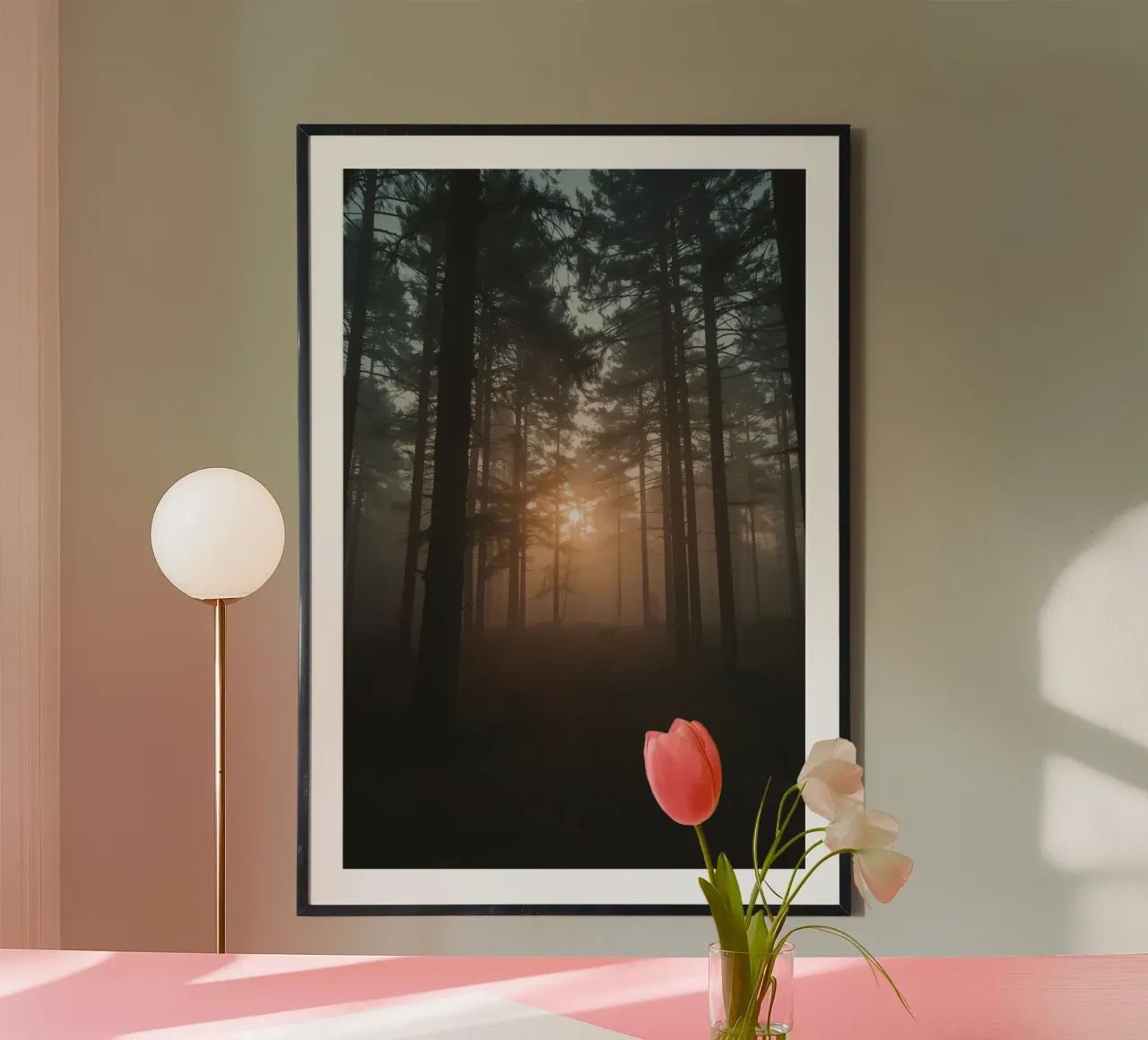 Foresta nebbiosa con alberi alti e luce solare poster con telaio in plastica da DesignDoodle