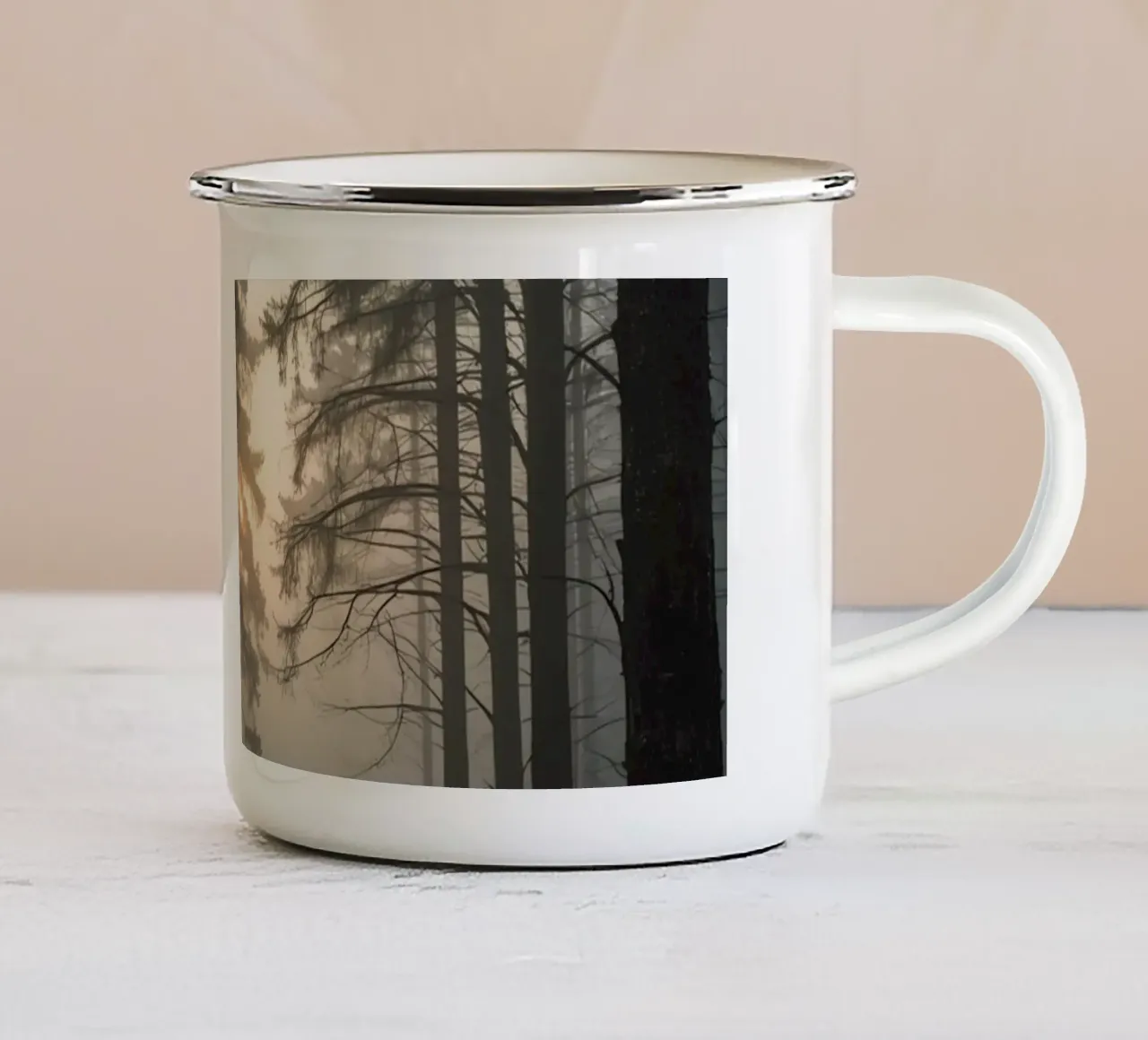 Paesaggio forestale con alberi alti e nebbia fitta tazza in smalto da DesignDoodle