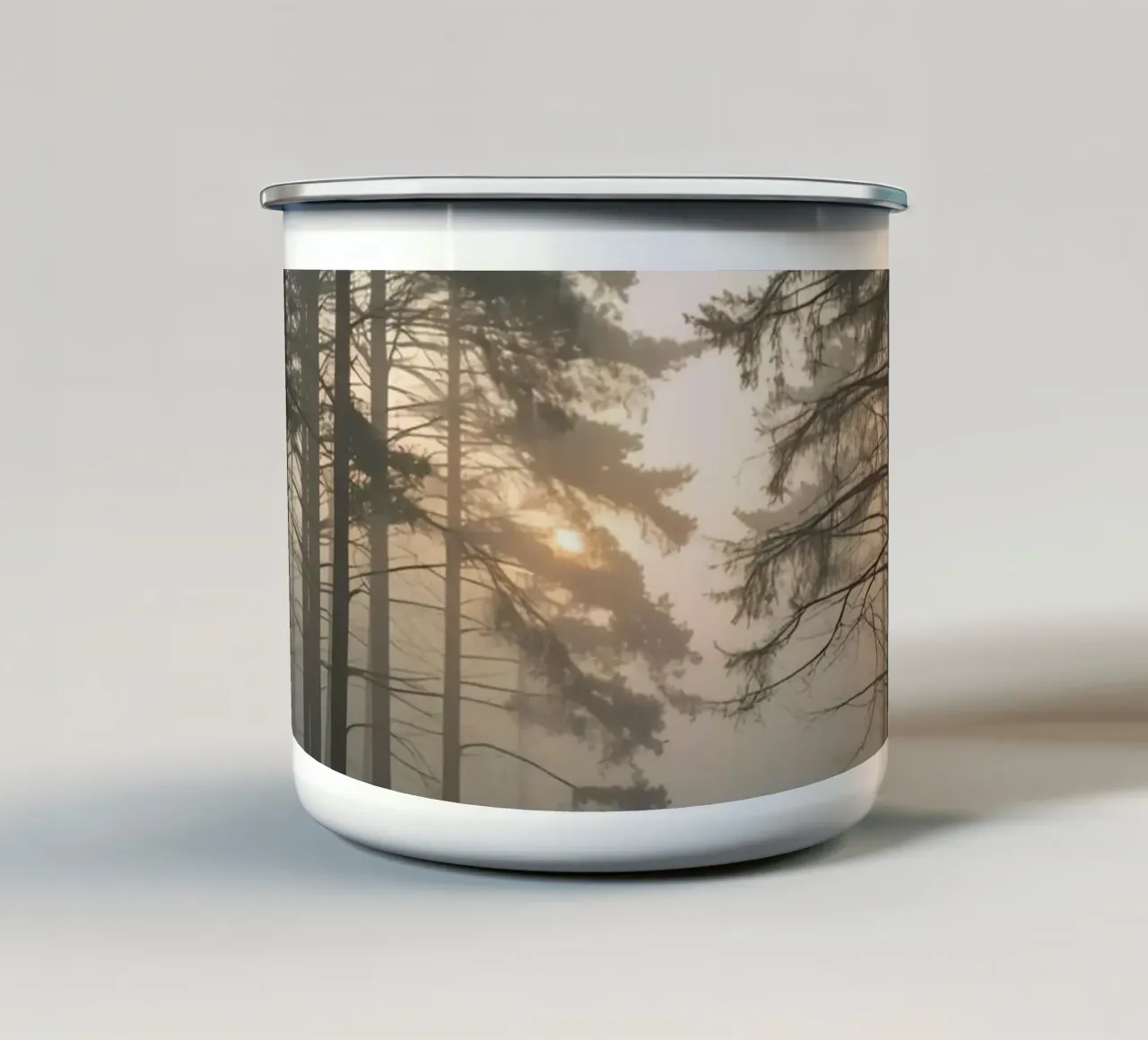Paesaggio forestale con alberi alti e nebbia fitta tazza in smalto da DesignDoodle