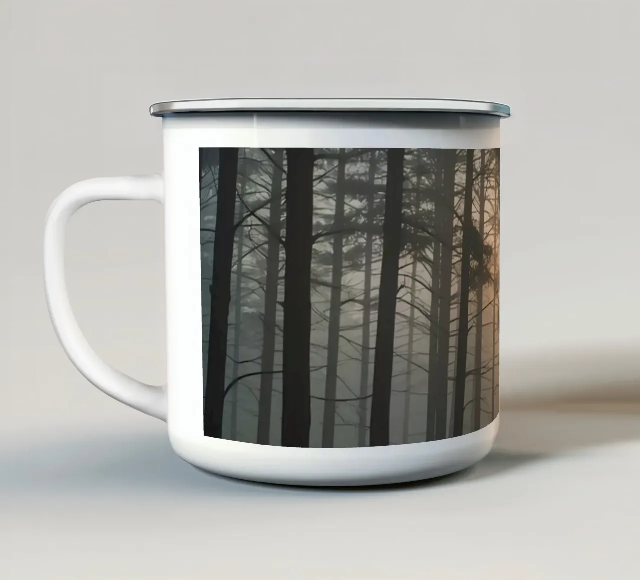 Paesaggio forestale con alberi alti e nebbia fitta tazza in smalto da DesignDoodle