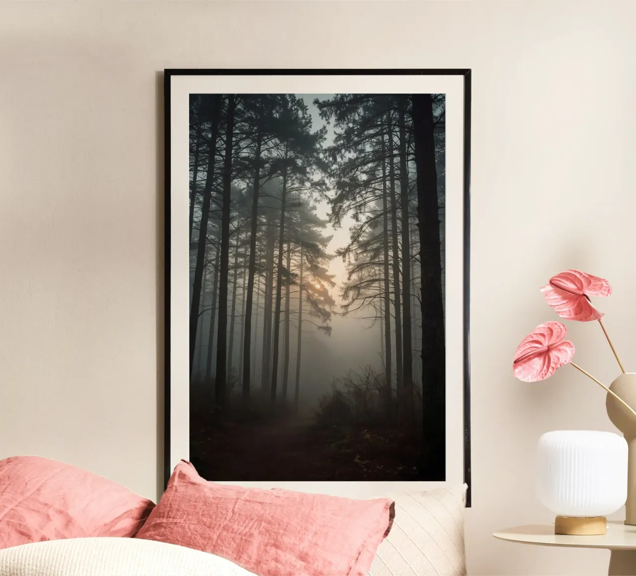 Paesaggio forestale con alberi alti e nebbia fitta poster con telaio in alluminio da DesignDoodle
