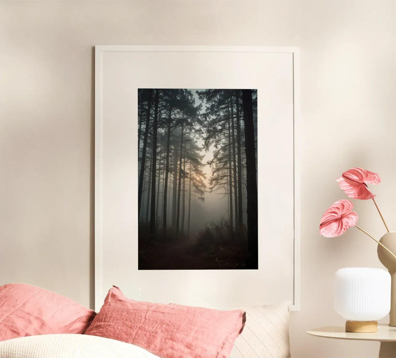 Paesaggio forestale con alberi alti e nebbia fitta poster con telaio in alluminio da DesignDoodle
