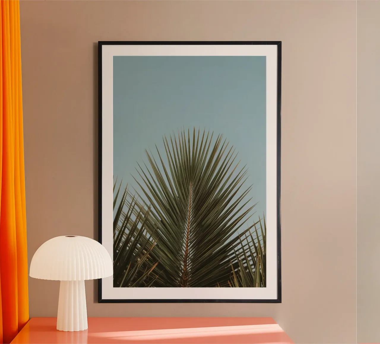 Palmwedel gegen blauen Himmel Poster mit Kunststoffrahmen von DesignDoodle