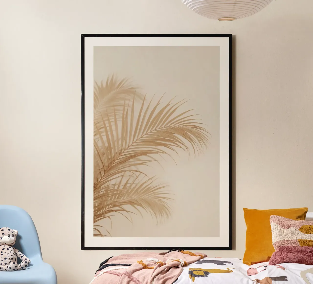 Twee geelbruine palmbladeren tegen beige achtergrond poster met houten frame van DesignDoodle